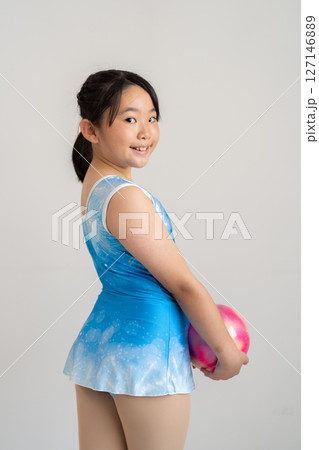 体操に挑戦する元気な女の子 127146889