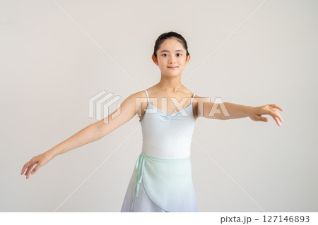 若い女性のバレエレッスン 127146893