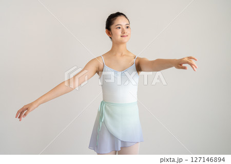 若い女性のバレエレッスン 127146894