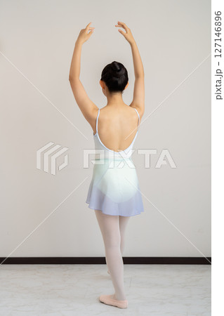 若い女性のバレエレッスンの後ろ姿 127146896
