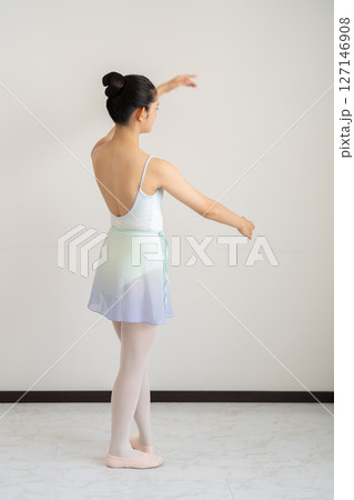 若い女性のバレエレッスンの後ろ姿 127146908