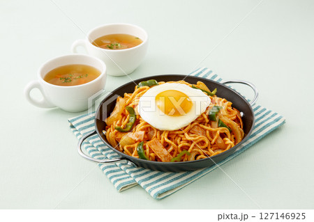 目玉焼きのせナポリタンとスープの洋食ランチ 目玉焼きのせナポリタンとスープの洋食ランチ 127146925