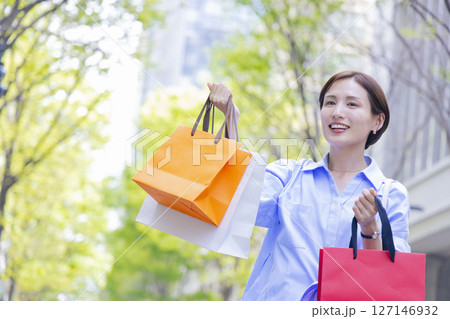 ショッピング 買い物袋を持っている女性 ショッピング 買い物袋を持っている女性 127146932