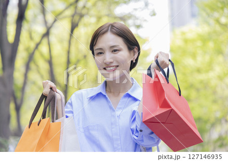 ショッピング　買い物袋を持っている女性 127146935