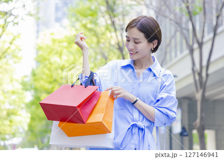 ショッピング　買い物袋を持っている女性 127146941
