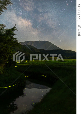 大山と天の川と蛍 127147035