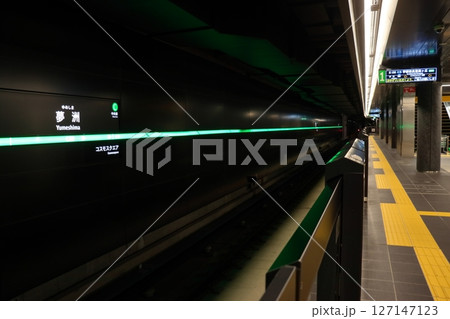 夢洲駅の駅名標(大阪メトロ中央線) 夢洲駅の駅名標(大阪メトロ中央線) 127147123