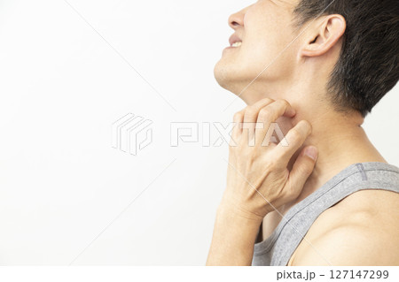首を掻く男性　白バック 127147299