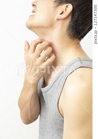首を掻く男性　白バック 127147300