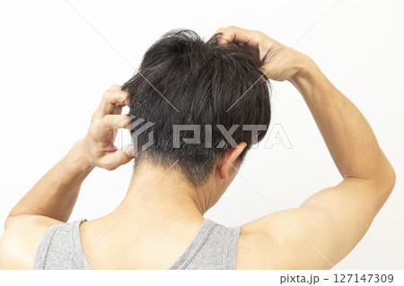 頭を掻く男性 白バック 頭を掻く男性 白バック 127147309