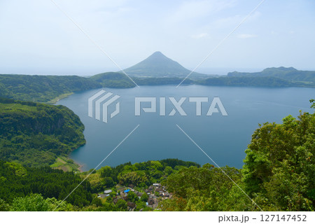 鹿児島、清見岳から望む池田湖と開聞岳 127147452