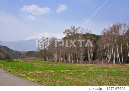 《長野県》春の開田高原　残雪の御嶽山 127147491