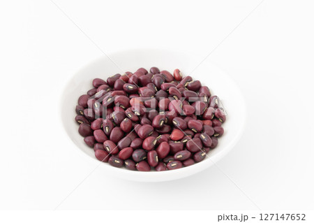 白背景にお皿に入ったささげ 127147652