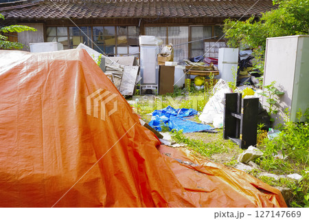 古民家に放置された大量の粗大ゴミ 127147669