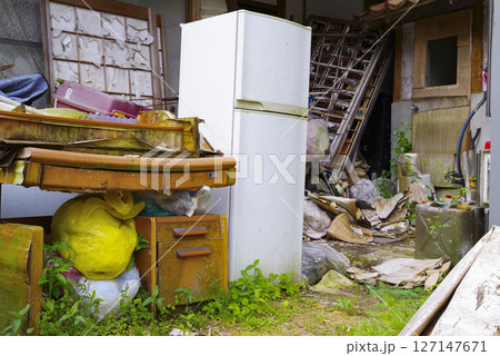 古民家に放置された大量の粗大ゴミ 127147671