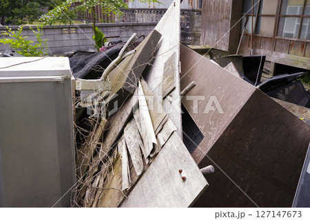 古民家に放置された大量の粗大ゴミ 127147673