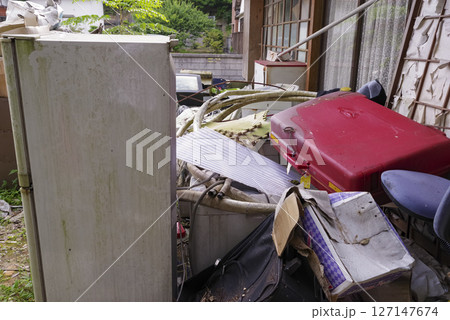 古民家に放置された大量の粗大ゴミ 127147674