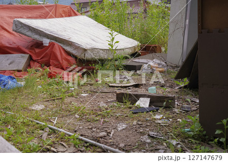 空き地に放置された大量の粗大ゴミ 空き地に放置された大量の粗大ゴミ 127147679