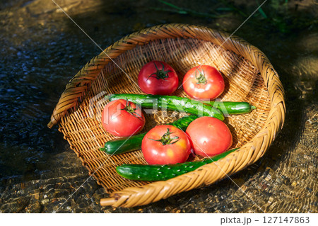 沢の水で夏野菜を冷やす 127147863