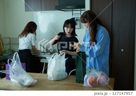 ホームパーティの準備をする女性たち 127147957