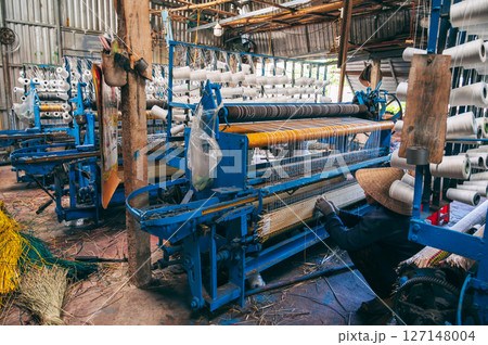 spinning workshop with weaving machines for the production of woven reed mats in Vietnam in Asia 127148004