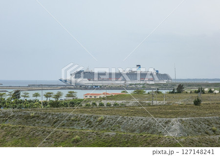石垣島クルーズ船ターミナルに停泊する大型客船 石垣島クルーズ船ターミナルに停泊する大型客船 127148241