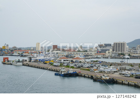 サザンゲートブリッジから眺める石垣の市街地 サザンゲートブリッジから眺める石垣の市街地 127148242