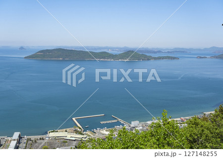 屋島の展望台から眺める女木島 127148255