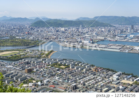 屋島の展望台から眺める高松の市街地 屋島の展望台から眺める高松の市街地 127148256