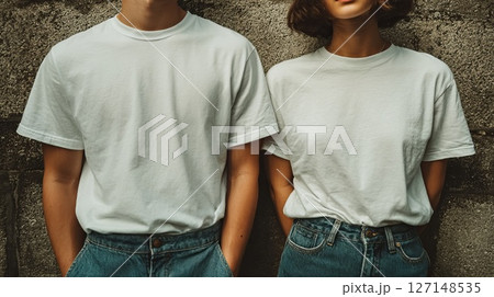 白い無地Tシャツを着たカップル 127148535