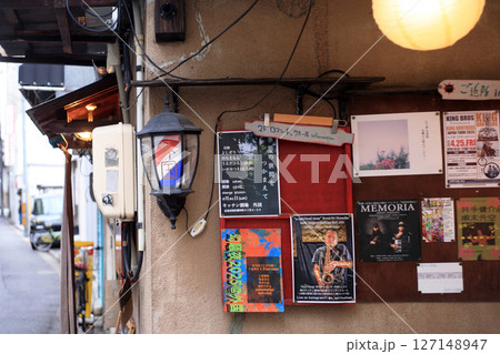 路地裏の飲食店 127148947