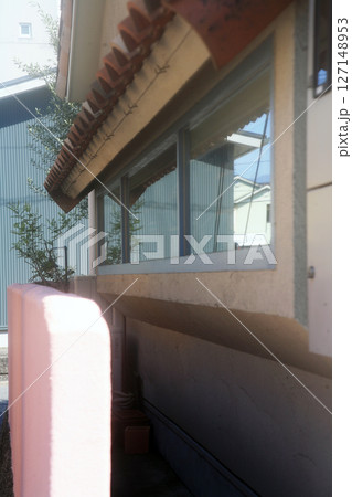 オシャレなカフェの窓 127148953