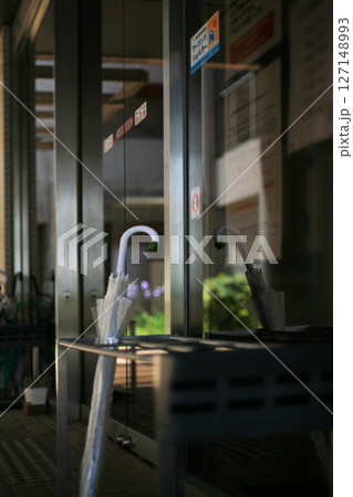 公民館の入口の傘立て 127148993