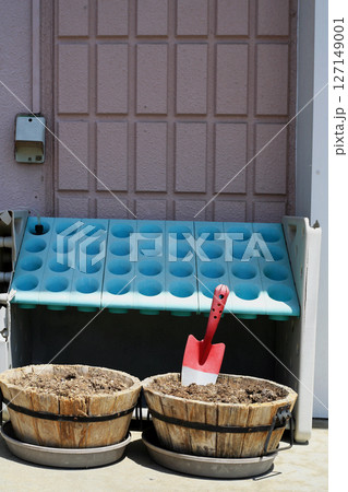 玄関の傘立てと木製鉢 127149001