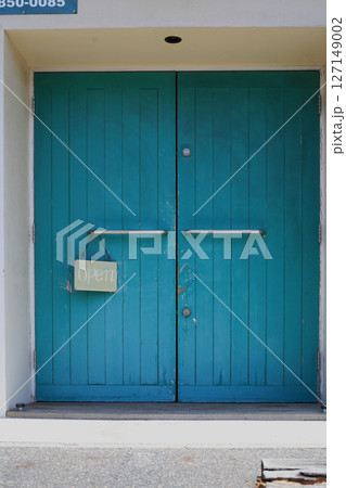 青い木製扉 127149002