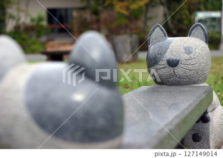 公園の石のベンチ 127149014