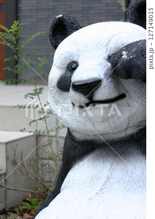 公園のジャイアントパンダの石像 127149015