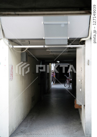 地下道と女性通行人 127149039