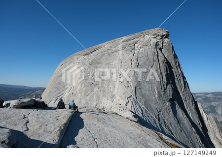 ハーフドームとジョンミューアトレイルの絶景。ヨセミテ公園。 Half Dome and John M 127149249