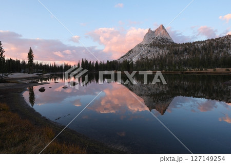 ジョンミューアトレイルの絶景。カテドラル湖とカテドラル・ピーク(Cathedral Peak) ジョンミューアトレイルの絶景。カテドラル湖とカテドラル・ピーク(Cathedral Peak) 127149254