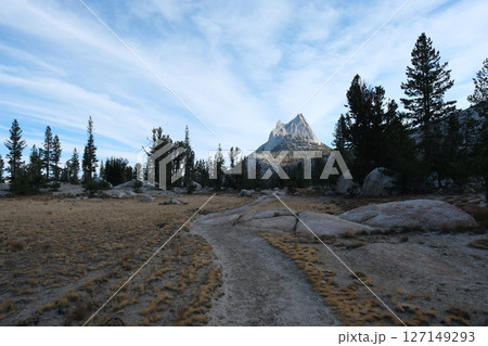 ジョンミューアトレイルの絶景。カテドラル湖とカテドラル・ピーク(Cathedral Peak) 127149293