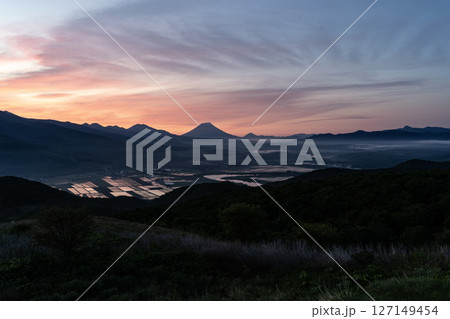 朝焼けの羊蹄山 127149454