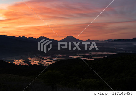 朝焼けの羊蹄山 127149459