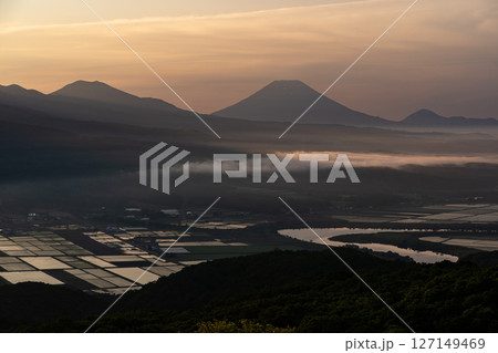 朝焼けの羊蹄山 127149469