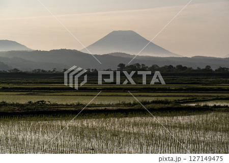 朝焼けの羊蹄山 朝焼けの羊蹄山 127149475