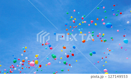 青空に舞うカラフルな沢山の風船 127149553