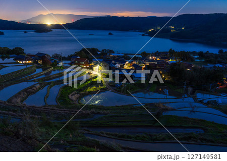 《佐賀県》瓜ヶ坂の棚田・伊万里湾をのぞむ田園風景 《佐賀県》瓜ヶ坂の棚田・伊万里湾をのぞむ田園風景 127149581