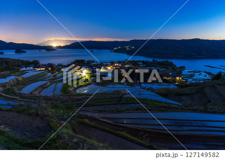 《佐賀県》瓜ヶ坂の棚田・伊万里湾をのぞむ田園風景 127149582