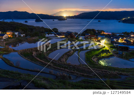 《佐賀県》瓜ヶ坂の棚田・伊万里湾をのぞむ田園風景 《佐賀県》瓜ヶ坂の棚田・伊万里湾をのぞむ田園風景 127149584