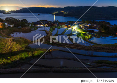《佐賀県》瓜ヶ坂の棚田・伊万里湾をのぞむ田園風景 《佐賀県》瓜ヶ坂の棚田・伊万里湾をのぞむ田園風景 127149589